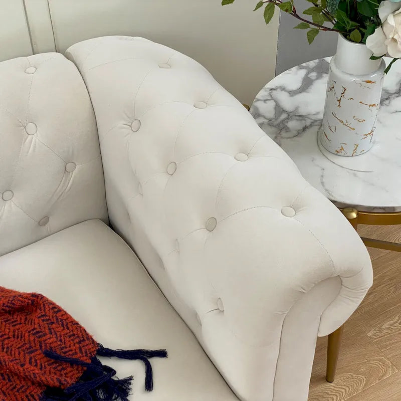 Élégant canapé Chesterfield beige - 3 places en velours avec capitons et pieds en bois